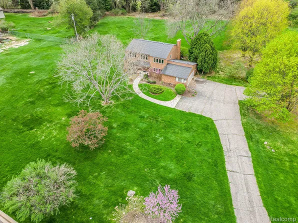 8165 Holcomb Rd, Clarkston, MI 48348