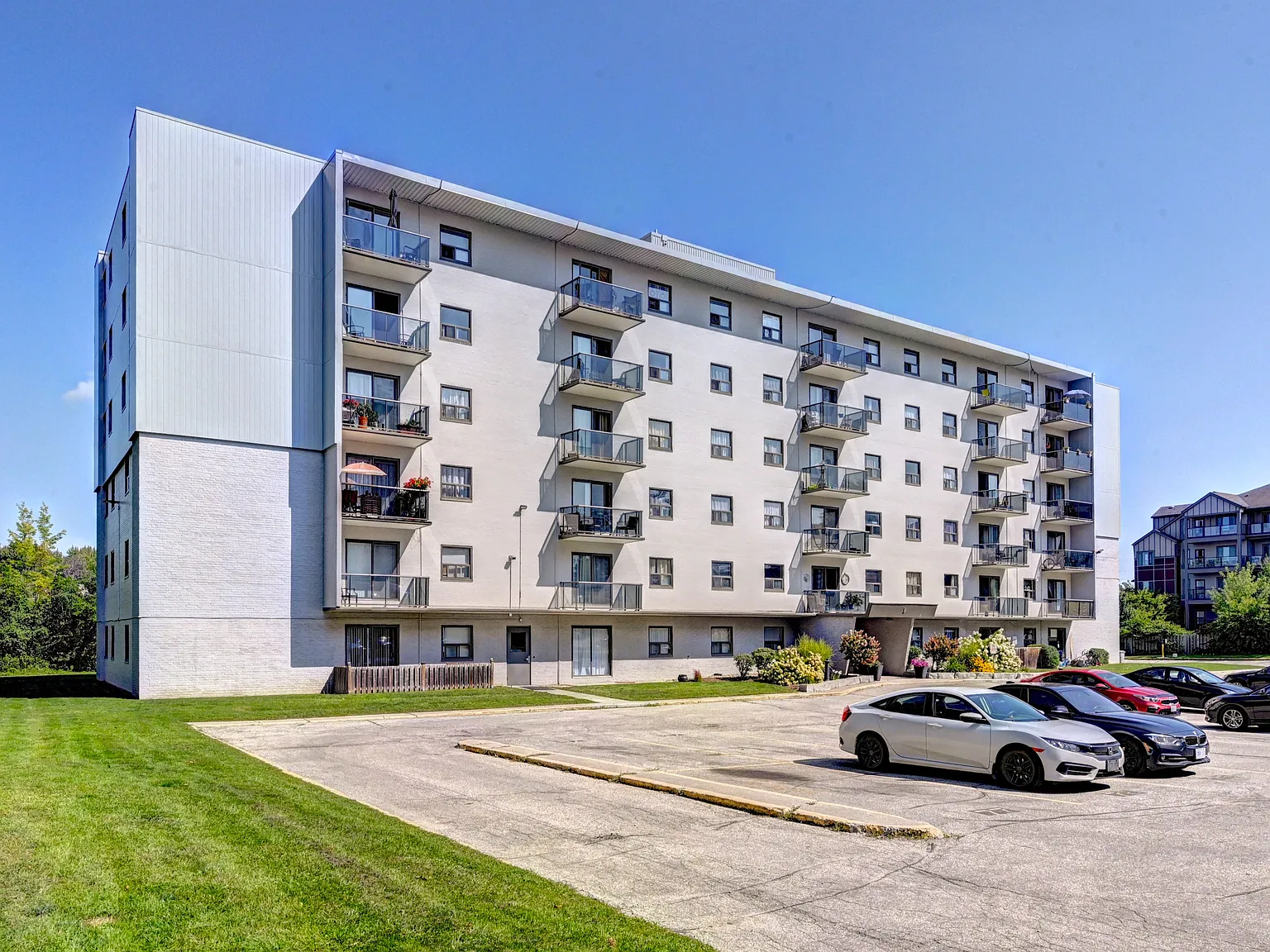 Park Lane Towers Apartments — Photo 4