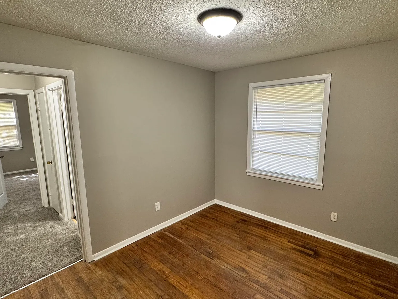 2 bed, 1.0 bath, 1802 sqft, $1,300 — Photo 4