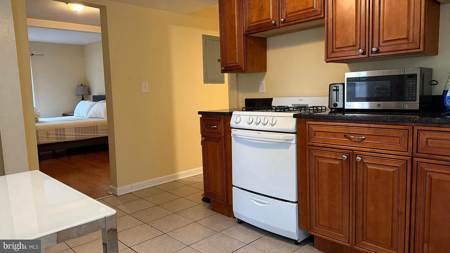 1 bed, 1.0 bath, 2722 sqft, $2,100 — Photo 3