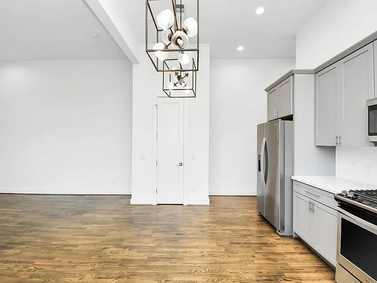 732 W 22nd St #A — Photo 13