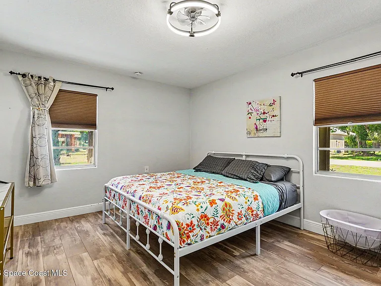 122 East Ct — Photo 9