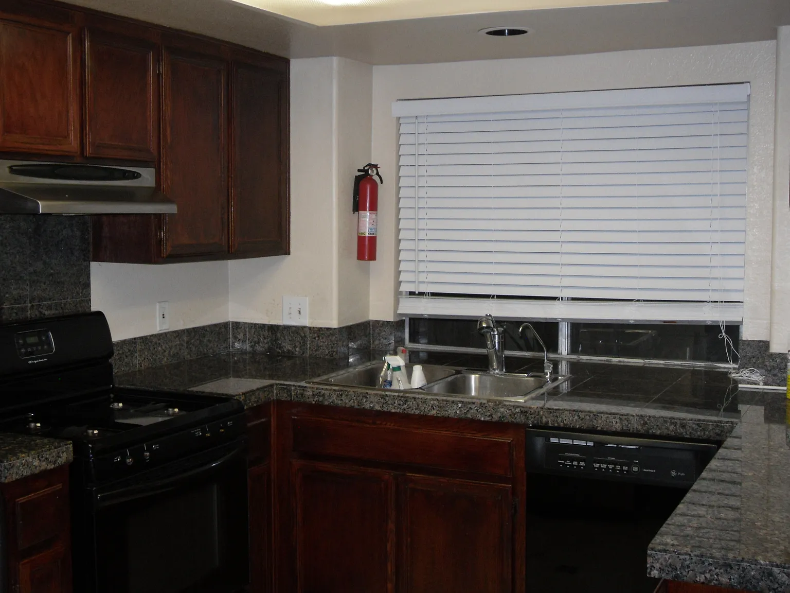 3 bed, 2.5 bath, 1407 sqft, $4,000 — Photo 3