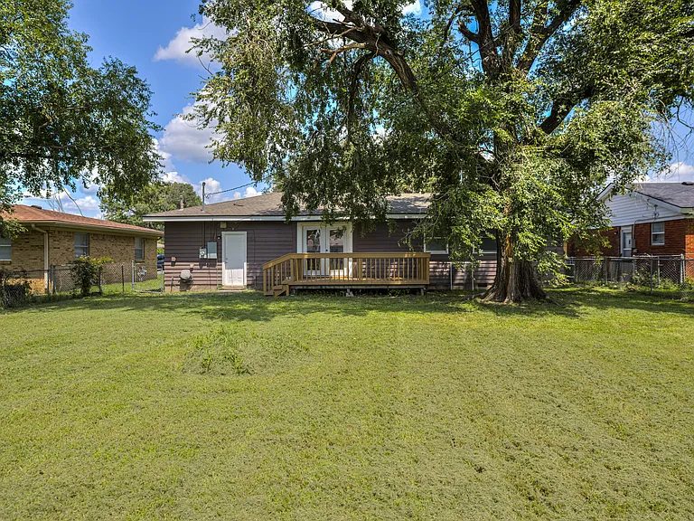 409 NE Myers Ave — Photo 19