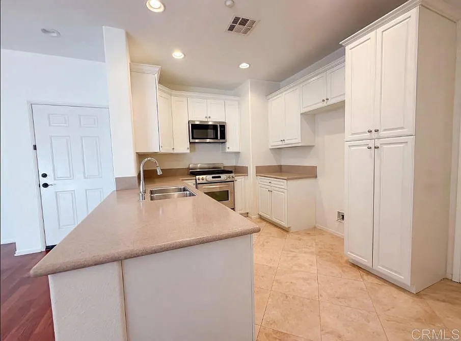 3 bed, 12.0 bath, 9999 sqft, $2,000 — Photo 2