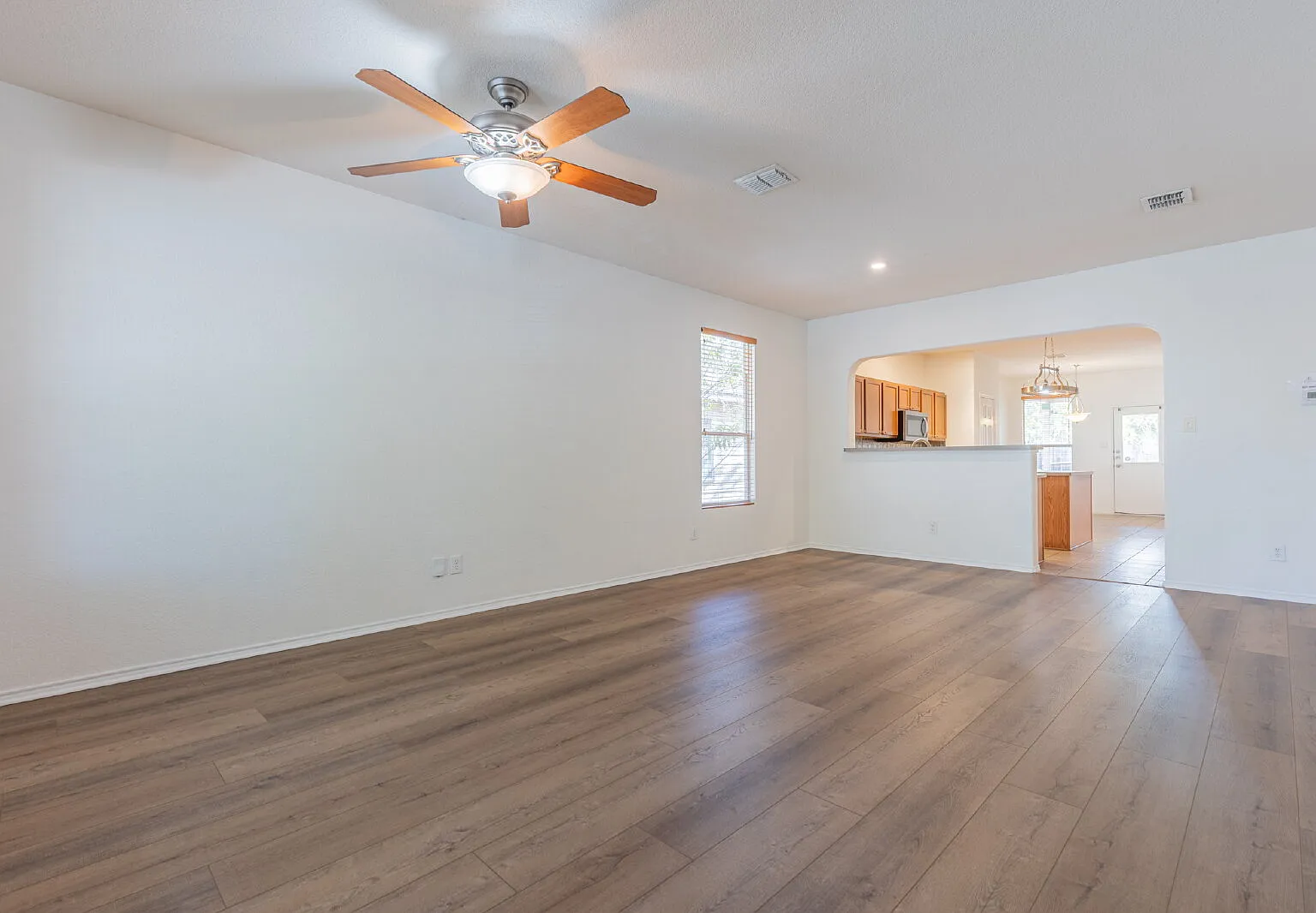 3 bed, 2.0 bath, 1731 sqft, $2,200 — Photo 4