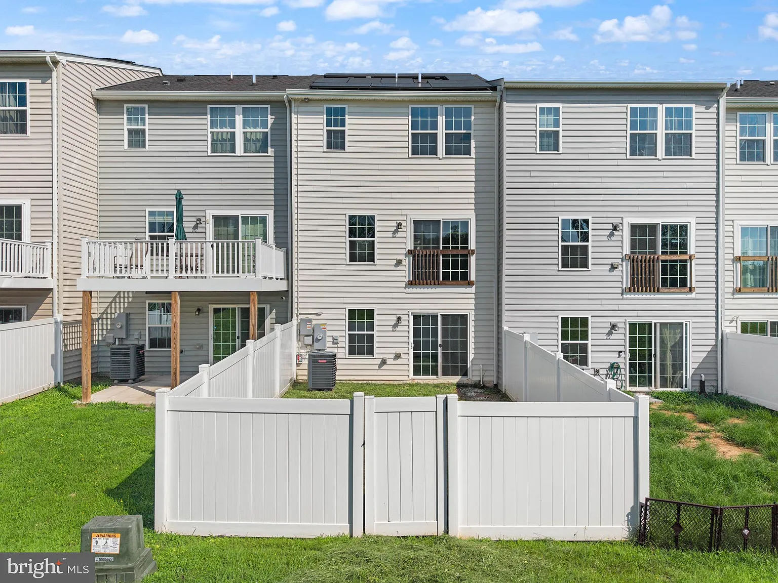 3 bed, 2.5 bath, 1720 sqft, $2,300 — Photo 2