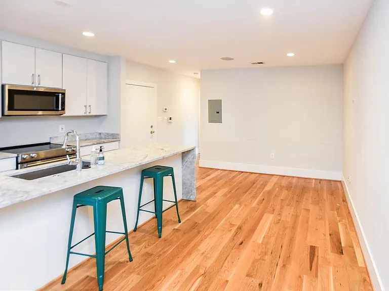913 Quincy St NE #3 — Photo 31