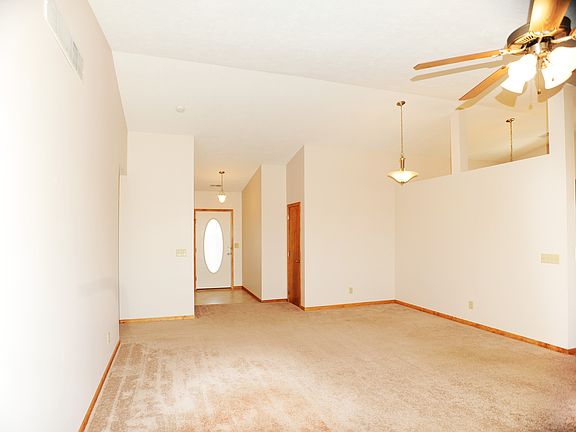 Front foyer and living rm.