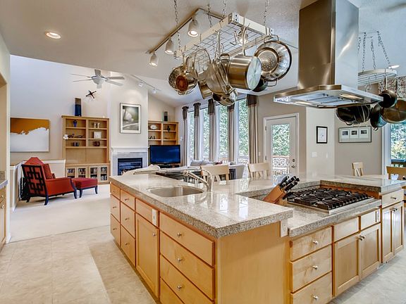 Bright Kitchen
(Will be unfurnished when rented.)