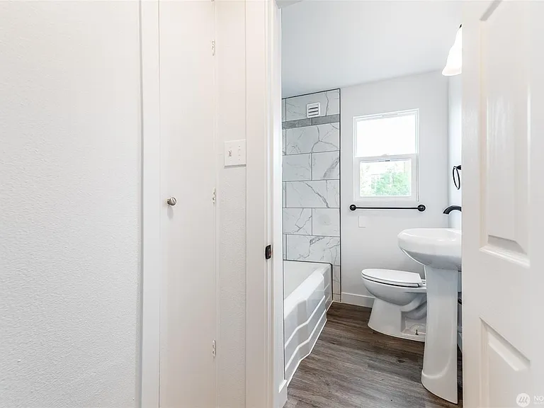 102 D St SW #E — Photo 2