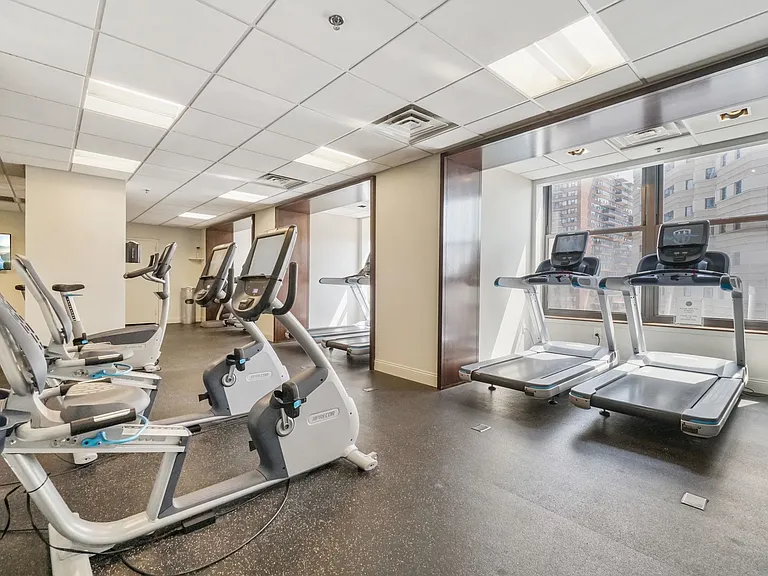 102 Christopher Columbus Dr #402 — Photo 28