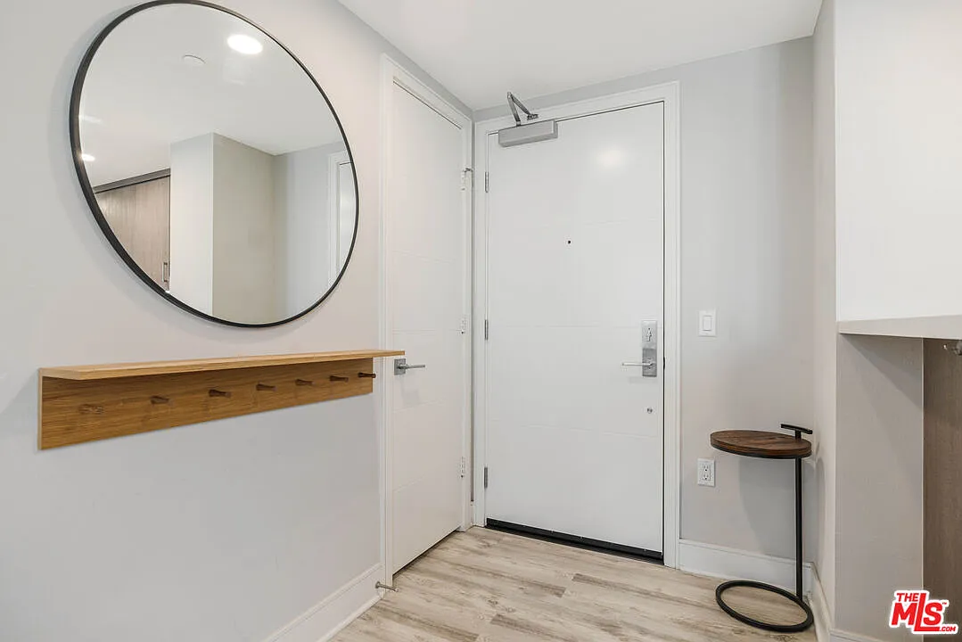 2 bed, 2.0 bath, 1090 sqft, $5,400 — Photo 3