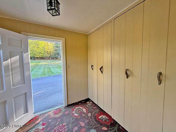 5th image of 306 Springbrook Rd