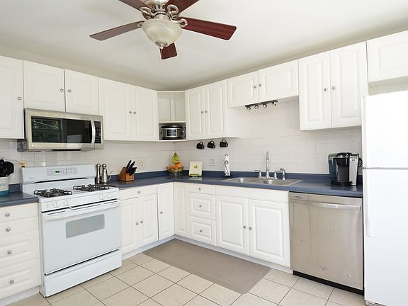 Bright and Spacious Kitchen
