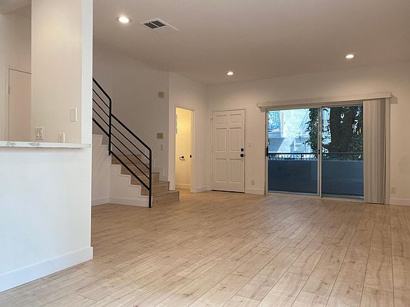 3rd image of 1212 N Gower St #112