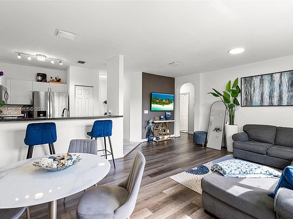 5th image of 230 SE 29th Ave Unit 21