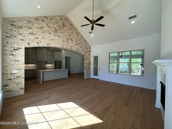 2nd image of 815 Thornberry Rdg