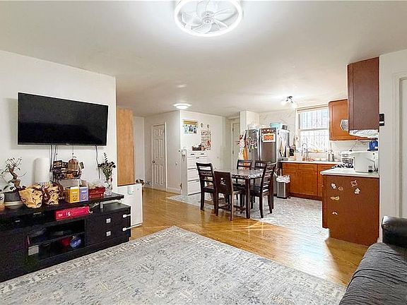 3rd image of 2601 Avenue