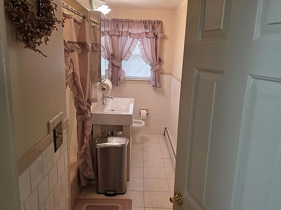 4th image of 160 Brooks St