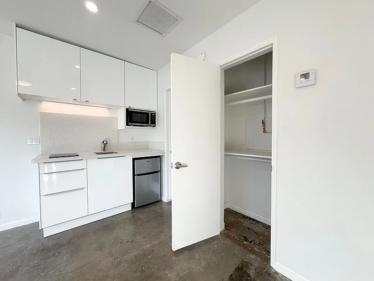 700 N Riverside Dr #4 — Photo 9