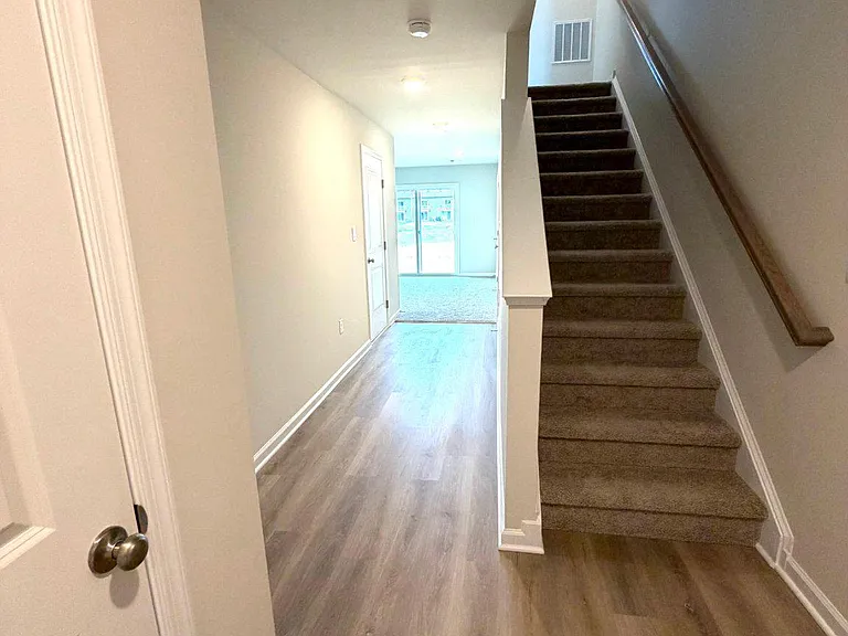 128 Essex Dr — Photo 6