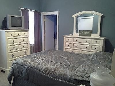 Master bedroom/queen bed