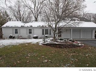 38 Little Brook Dr, Pittsford, NY 14534