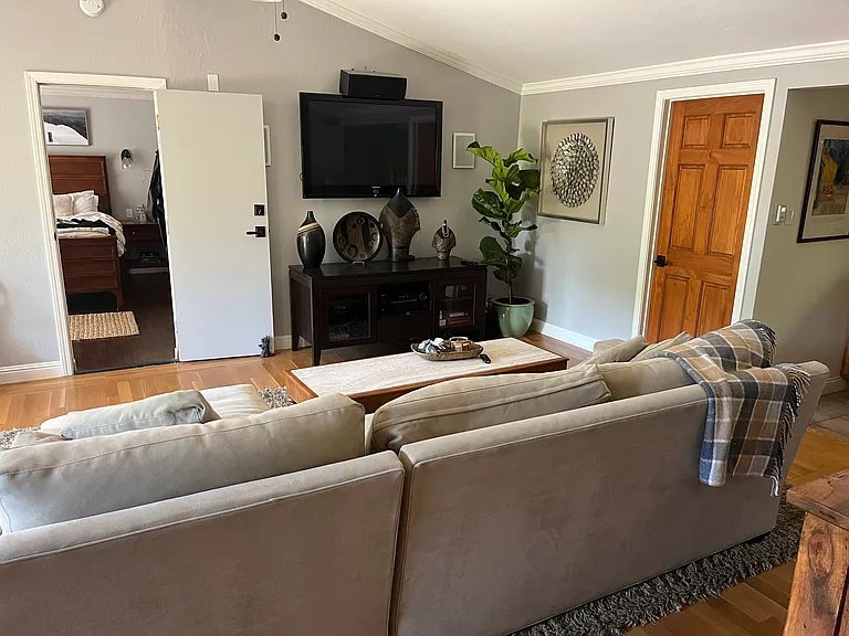 2336 Howard Ave — Photo 4