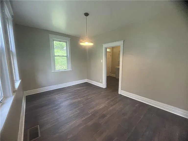 466 Hill St — Photo 6