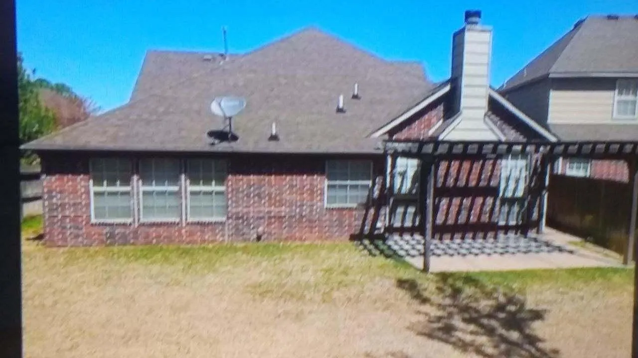 3 bed, 2127 sqft, $2,295 — Photo 2