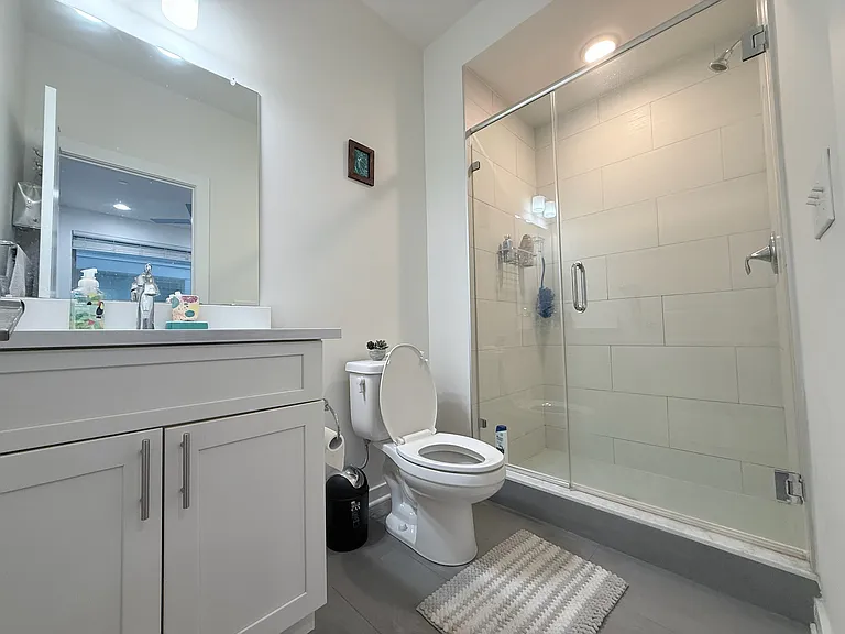 Bathroom 2 (full)