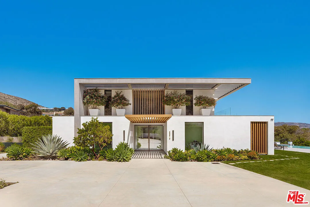5 bed, 7.0 bath, 8000 sqft, $68,000 — Photo 2