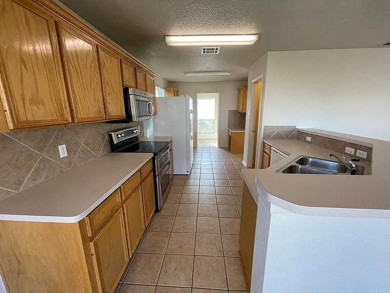3407 Catalina Dr — Photo 8