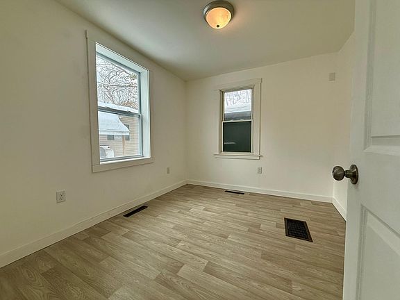 5th image of 909 Railroad St #909