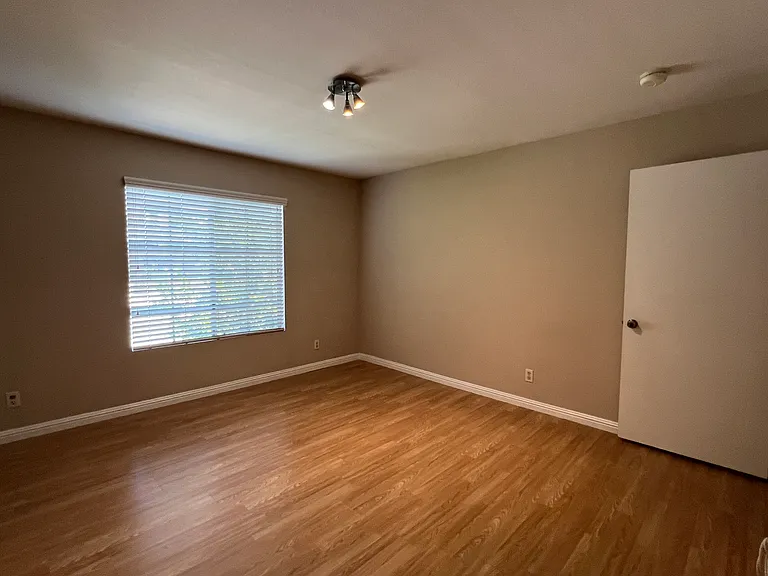 154 N Meridith Ave #9 — Photo 34