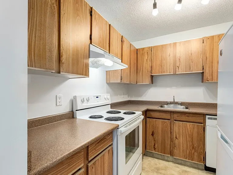 2404 16a St SW — Photo 17