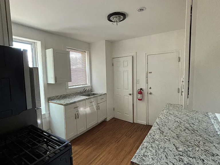 35 Conger St #1L — Photo 4