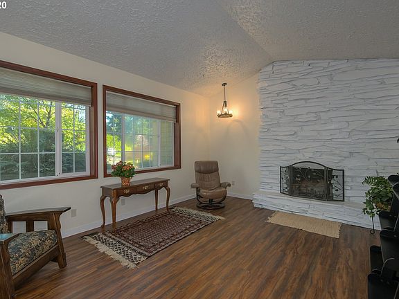 4th image of 12418 NE 16th Ave