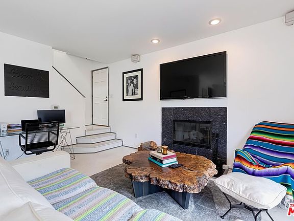3rd image of 713 N Sycamore Ave APT 1