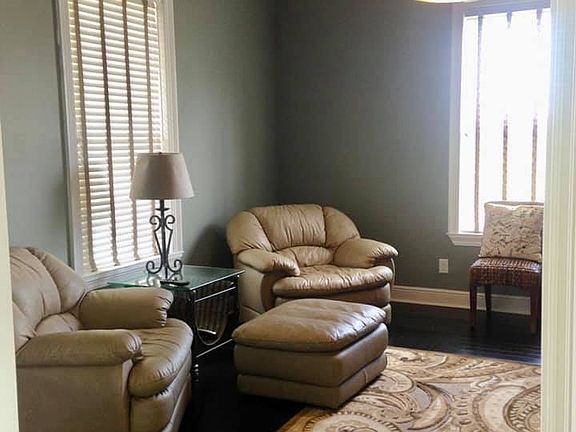 2nd image of 300 Leslie Ln