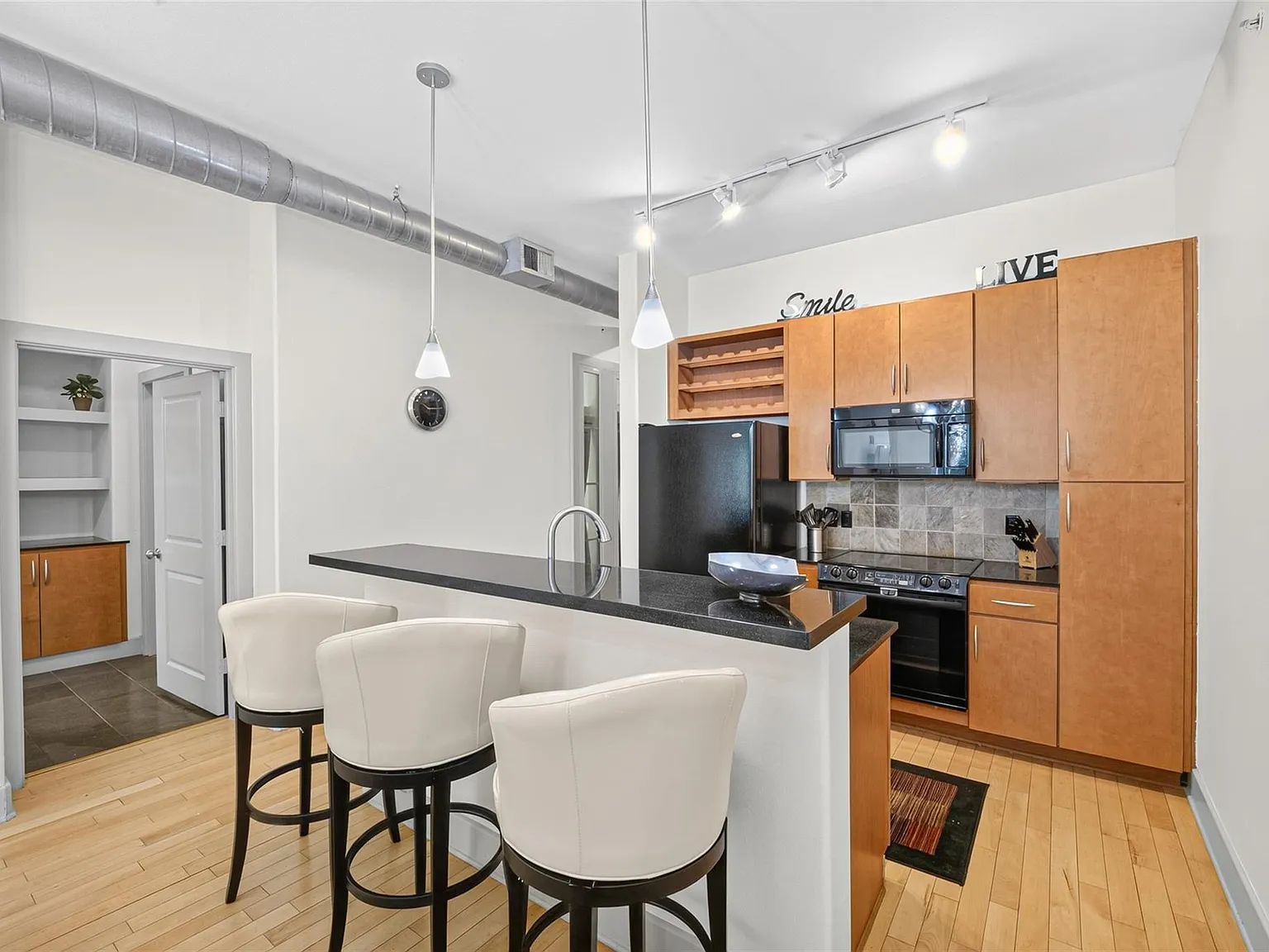 2 bed, 1.0 bath, 1075 sqft, $2,500 — Photo 2