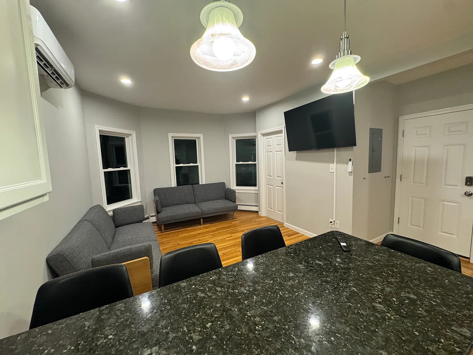 4 bed, 2200 sqft, $5,200 — Photo 3