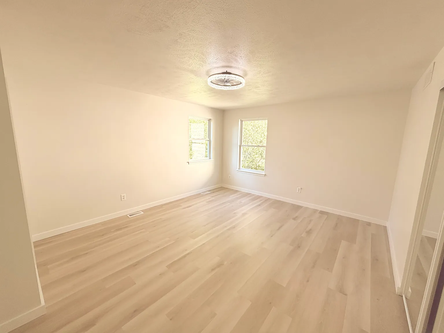 5 bed, 1280 sqft, $2,200 — Photo 3