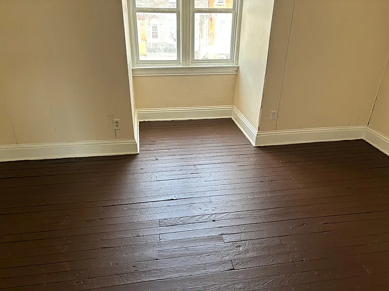 718 W Locust St — Photo 9