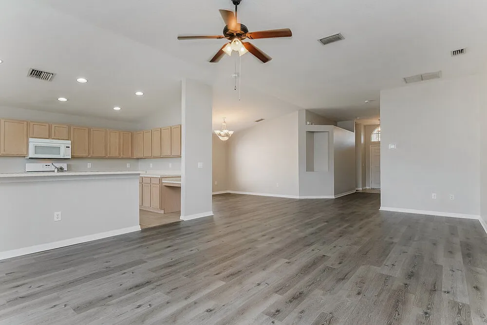 4 bed, 2.0 bath, 2034 sqft, $2,560 — Photo 3
