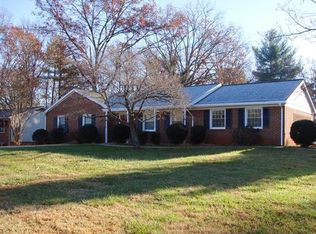 6158 Mountainside Dr, Hickory, NC 28601