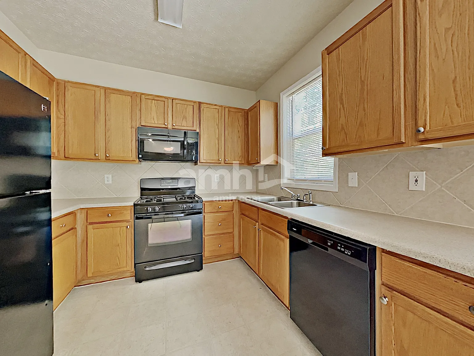 4 bed, 2.5 bath, 2448 sqft, $2,555 — Photo 3