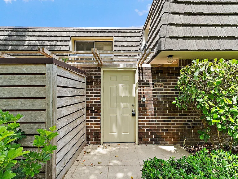 630 6th Ter — Photo 3