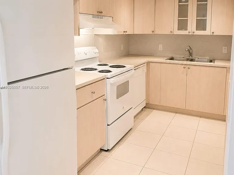 1975 Normandy Dr #406 — Photo 1